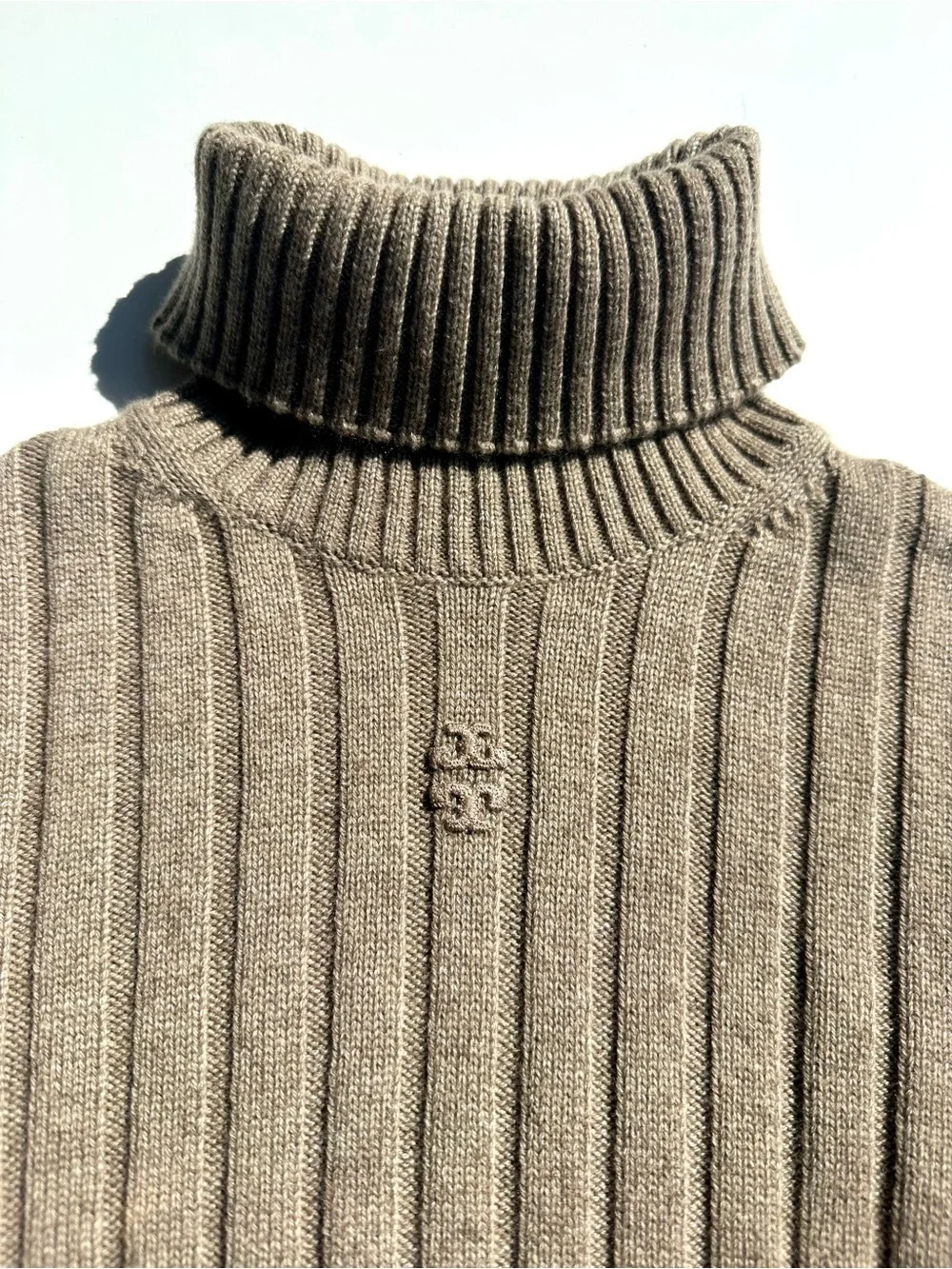 Tory Burch 100% Cashmere F/W’22 Logo Ribbed Turtleneck Sweater in Taupe, M